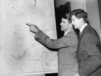 George Lowe (derecha) con Hillary, en 1955, durante una presentaci&oacute;n de la Expedici&oacute;n Transant&aacute;rtica en Londres. 