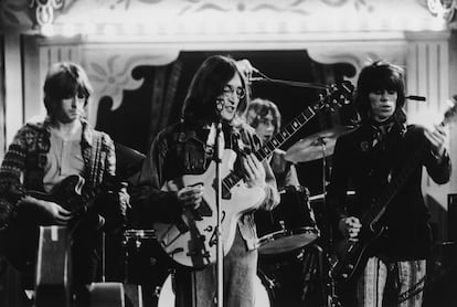 De izquierda a derecha, Eric Clapton, John Lennon y Keith Richards actuando en el espectáculo Rock & Roll Circus de los Stones en diciembre de 1968.
