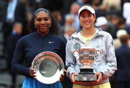 Las tenistas, Serena Williams (i) y Garbiñe Muguruza, posan con sus trofeos tras disputar la final de Roland Garros.
