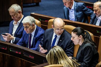 Desde la izquierda, Benny Gantz, Yair Lapid, y Naftalí Bennet participan en la sesión de la Kneset, este jueves.