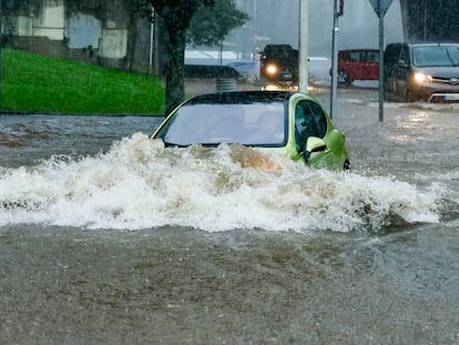 Un coche trata de atravesar una inundación el pasado sábado 28 en Santiago de Compostela, donde se produjeron numerosas incidencias por viento y lluvia.