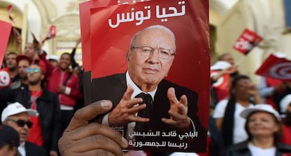 Un partidario de Essebsi muestra su retrato ayer.