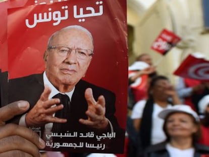 Un partidario de Essebsi muestra su retrato ayer.
