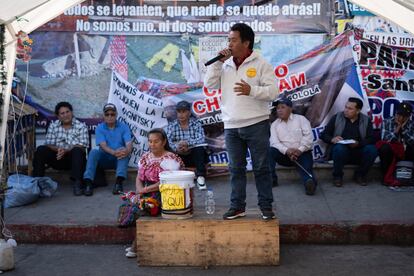 Tito Sica, de Momostenango, en Totonicapan, durante la protesta de líderes indígenas frente a la sede del Ministerio Público este viernes.