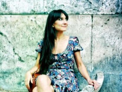 Eva, la cantante del grupo Amaral, en una de las fuentes de los jardines de Sabatini.
