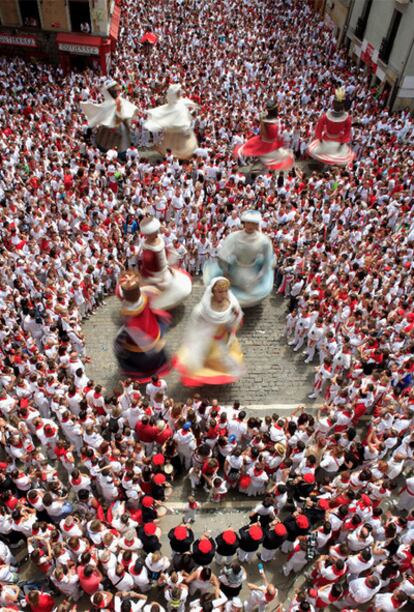 Desfile de Gigantes y Cabezudos durante San Fermín en Pamplona.