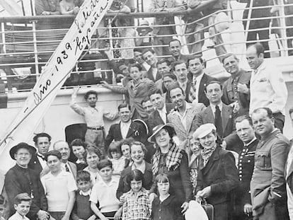 La familia de Sergio Cabrera, con otros exiliados, en 1939, antes de zarpar hacia la República Dominicana. / ARCHIVO FAMILIAR DE SERGIO CABRERA