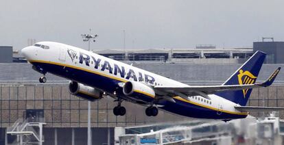 Avi&oacute;n de Ryanair despegando de Colomiers, cerca de Toulouse (Francia).