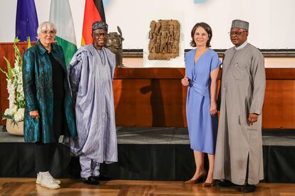 De izquierda a derecha, la comisionada alemana para la Cultura, Claudia Roth; el ministro de Cultura de Nigeria, Lai Mohammed; la ministra de Asuntos Extranjeros, Annalena Baerbock, y el ministro de Exteriores de Nigeria, Zubairu Dada, el 1 de julio de 2022.