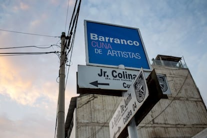 El pasado fin de semana, 16 y 17 de abril, se celebró en Lima, en el barrio de Barranco, la primera edición del Barranco Open Studios (Barraco Estudios Abiertos), en la que los artistas del barrio abrieron las puertas de sus talleres y mostraron sus obras a los visitantes. En la foto, un cartel de la Municipalidad de Barranco.