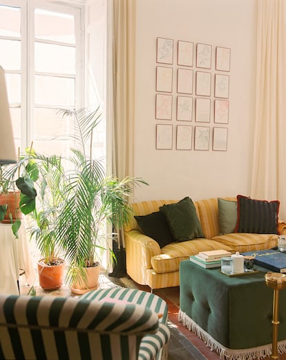 En el salón del apartamento, dibujos de Parra y sofás tapizados con rayas.