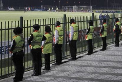 El entrenamiento de la selección española, vigilado por agentes de seguridad.