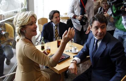 Aguirre, Manglano y González en la cafetería de la Asamblea.