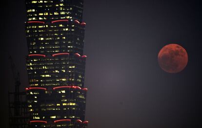 La lluna apareix prop de l'edifici 101 de Taipei (Taiwan).