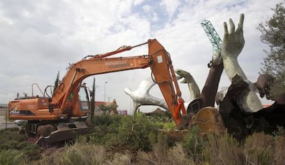 Las m&aacute;quinas trabajan para reparar la escultura de Ripoll&eacute;s que el viento tumb&oacute; en 2013 en Castell&oacute;n.