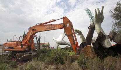Las máquinas trabajan para reparar la escultura de Ripollés que el viento tumbó en 2013 en Castellón.