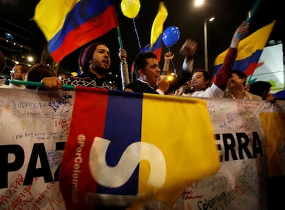 Una multitud celebra el acuerdo de paz entre Colombia y las FARC, en Bogotá (Colombia).