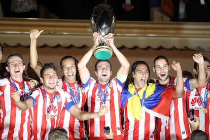 El Atlético de Madrid levanta la Supercopa de Europa.