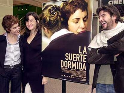 Adriana Ozores, Ángeles González-Sinde (en el centro) y Félix Gómez.