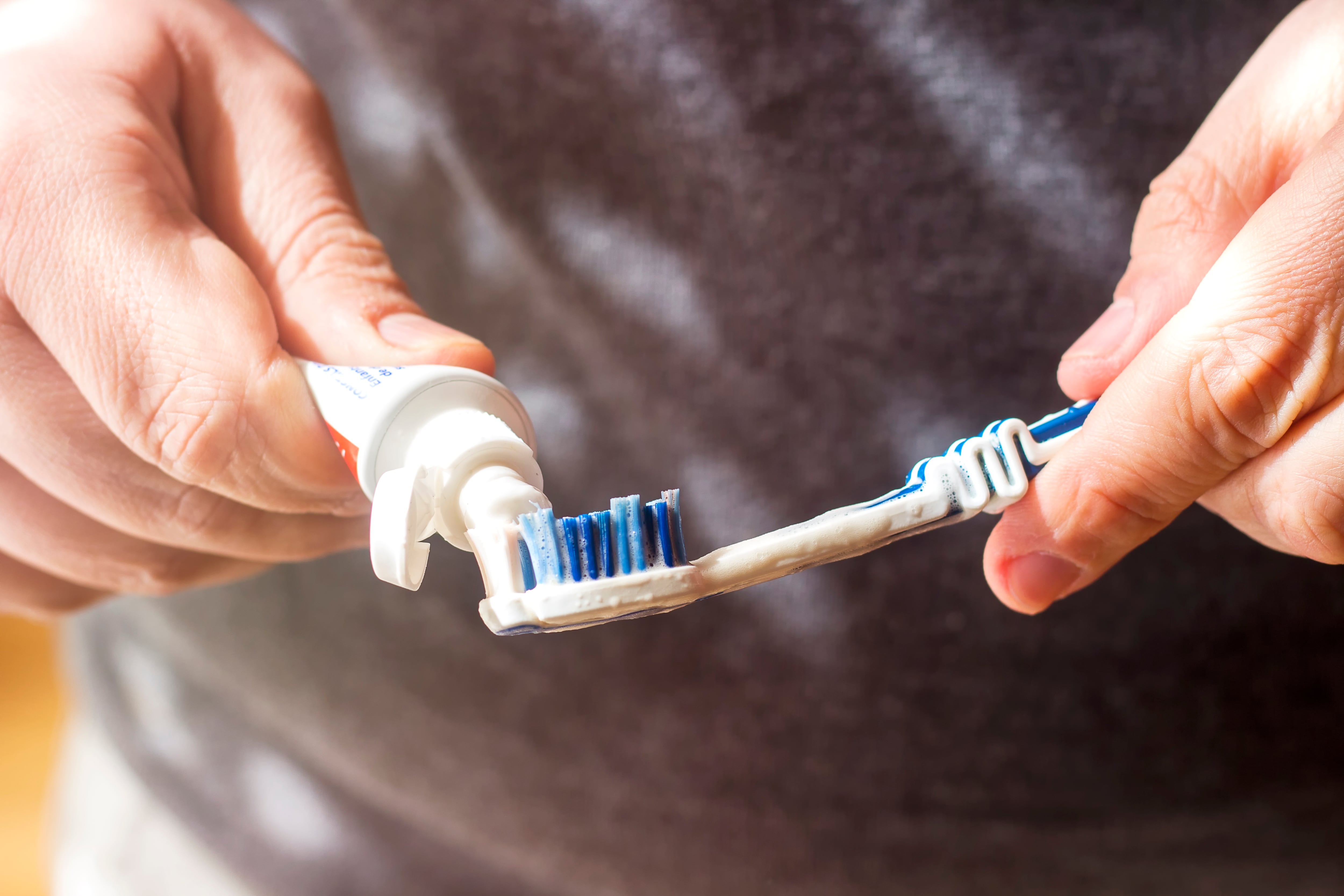 Una enorme (y desconocida) diversidad de virus prolifera en tu cepillo de dientes y en el cabezal de la ducha 