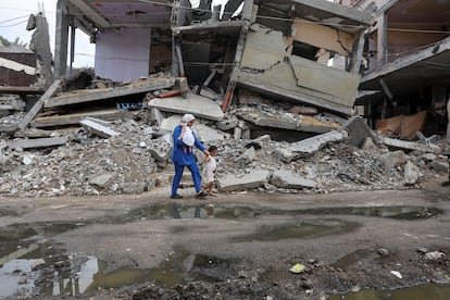 Una desplazada gazatí lleva a su hija a vacunar de la polio, este domingo en Deir Al-Balah, en el centro de Gaza.