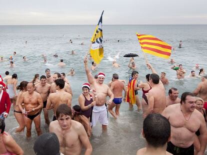 Primer baño del año en la barcelonesa playa de Sant Sebastià.