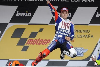 El piloto español de Yamaha Jorge Lorenzo celebra su victoria en MotoGP.