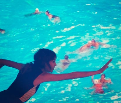 Alexa Chung también se ha animado a contarnos su verano con un foto que ha titulado: "Recordando cuando yo era parte de un equipo de waterpolo".