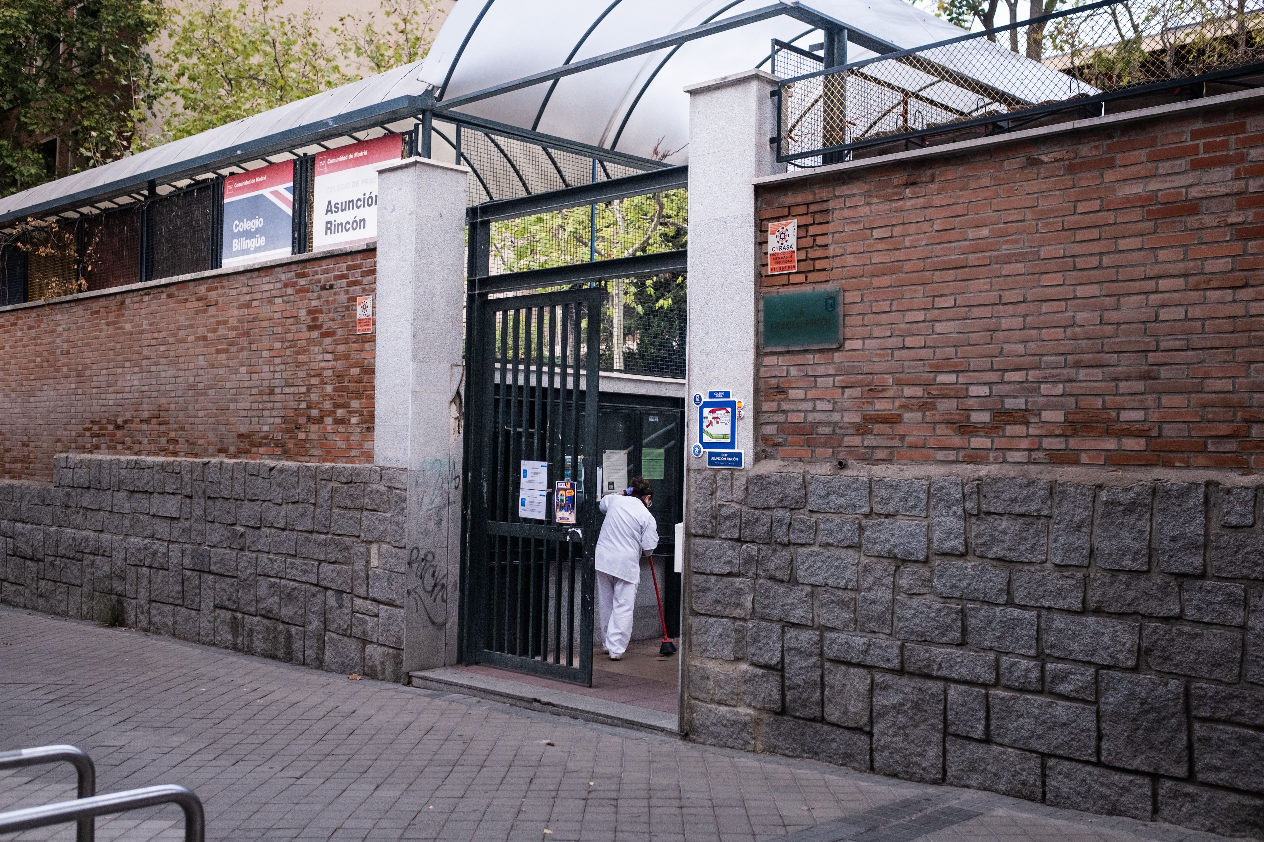 
La entrada del colegio público Asunción Rincón este viernes por la mañana. 
