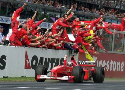 Michael Schumacher, piloto alemán de Ferrari, cruza la línea de meta como ganador en el Gran Premio de Australia, en Melbourne, el 12 de marzo de 2002.