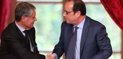 Gianluigi Aponte, presidente de MSC Cruceros, sacude la mano del presidente de la Rep&uacute;blica francesa, Fran&ccedil;ois Hollande.