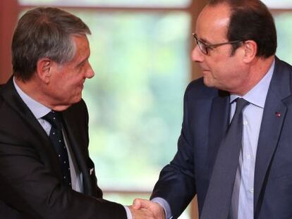 Gianluigi Aponte, presidente de MSC Cruceros, sacude la mano del presidente de la Rep&uacute;blica francesa, Fran&ccedil;ois Hollande.