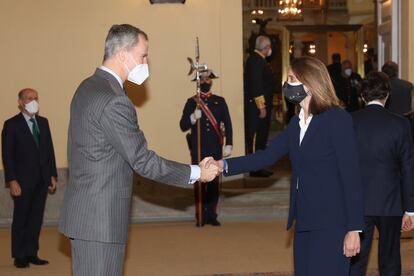 
El rey Felipe VI recibió este miércoles a los socios del despacho de Abogados Gómez-Acebo & Pombo en el Palacio del Pardo de Madrid. También se reunió con el Comité Científico del Observatorio Permanente del Hispanismo.