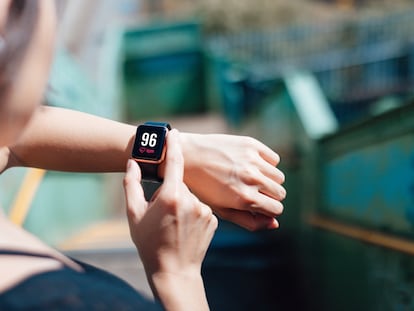 Artículo de EL PAÍS Escaparate que describe los mejores relojes inteligentes rebajados en la semana de Black Friday