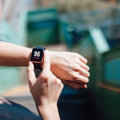 Artículo de EL PAÍS Escaparate que describe los mejores relojes inteligentes rebajados en la semana de Black Friday