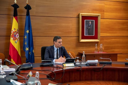 El presidente del Gobierno, Pedro Sánchez (en el centro), preside la reunión semanal del Consejo de Ministros en el Palacio de la Moncloa, este viernes, en Madrid.