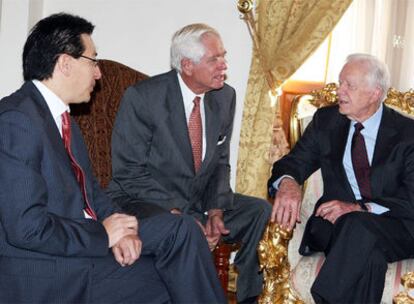 El ex presidente de EE UU y premio Nobel de la Paz en 2002, Jimmy Carter (derecha), se reunió ayer en Quito con el canciller ecuatoriano, Fander Falconí (izquierda), para evaluar las relaciones que el país andino mantiene con Colombia y también con Estados Unidos.