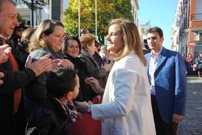 Báñez saluda a los vecinos de su pueblo natal, San Juan del Puerto (Huelva), en una visita este sábado.