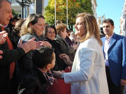 B&aacute;&ntilde;ez saluda a los vecinos de su pueblo natal, San Juan del Puerto (Huelva), en una visita este s&aacute;bado.