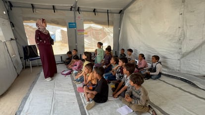 Un grupo de niños participa en actividades en un espacio de aprendizaje temporal apoyado por Unicef en el campamento de Nuseirat, en Gaza, el pasado 11 de mayo.