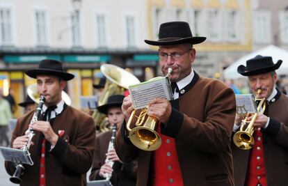 Una banda de músicos ameniza en las calles de Salzburgo el inicio del Festival de Música que se celebra todos los veranos.