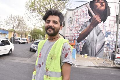 "Acá trabajamos con la situación que estaba en la pared antes de que la tomemos. Eran unos grafitis de protesta que queremos reinterpretar. Para mí es muy importante respetar el contexto de donde estamos pintando y no ser tan invasivos en la parte de la temática. Siempre tiene que haber una conexión con el lugar. La chica existe, se llama Inés, es bailarina de arte contemporáneo y es una amiga con la que a veces hago este tipo de montajes".