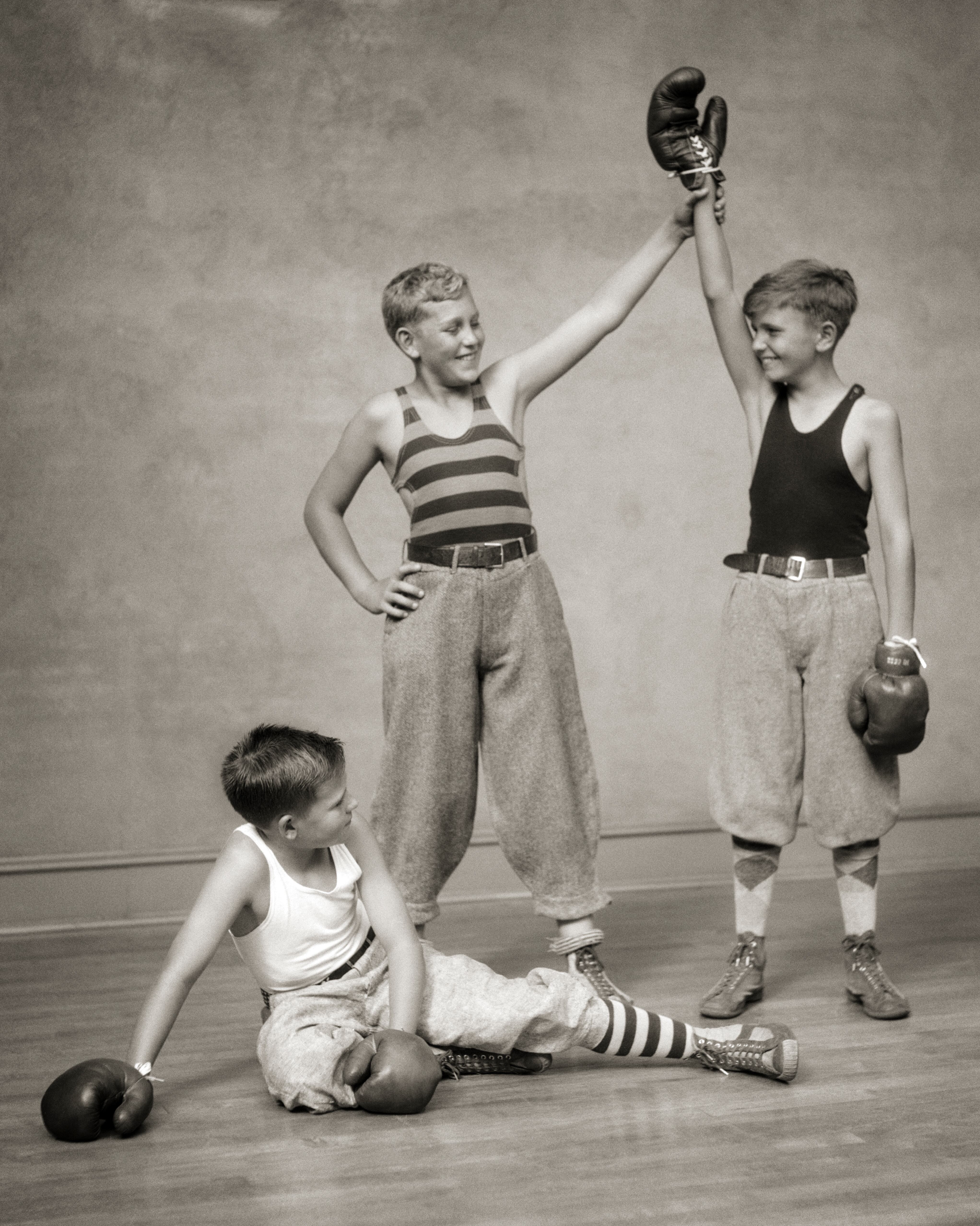 Unos niños boxean en los años treinta.