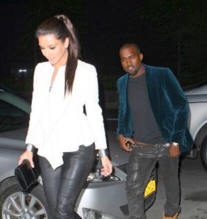 Kanye West, subiéndose los pantalones, al bajar de un taxi junto a Kim Kardashian en Nueva York, el 27 de abril.