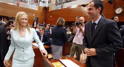 Cifuentes guiña un ojo a Ignacio Aguado en la Asamblea de Madrid.