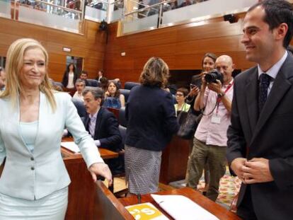 Cifuentes guiña un ojo a Ignacio Aguado en la Asamblea de Madrid.