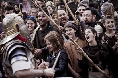 UNOS VECINOS VESTIDOS DE CASTREÑOS INCREPAN A UN ROMANO DURANTE UNA REPRESENTACIÓN DE LA LUCHA POR EL TERRITORIO.