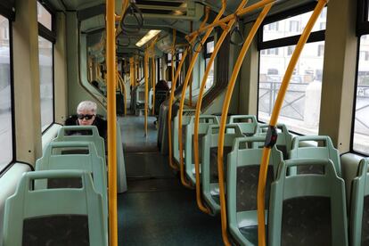 Autobús vacío en el Roma (Italia). Fotografía tomada el 5 de marzo.