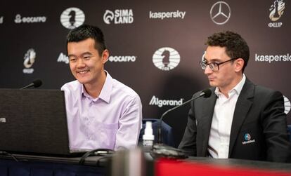 Ding y Caruana comentan su partida en la sala de prensa, hoy en Yekaterimburgo