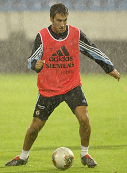 Ral, durante el entrenamiento del Madrid ayer en Oporto.